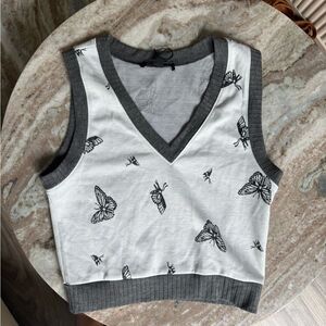 MIXED THREADS Gray whimsical Butterfly Print V-Neck
Sleeveless Sweater Top M